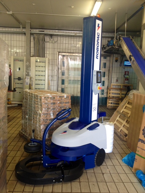 Robot Garofalo.JPG Robot fasciapallet S6 - Industria casearia - Capua (CE)